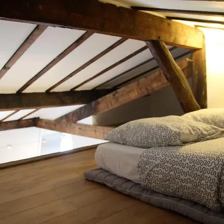 Proche Canal Saint Martin Apartament